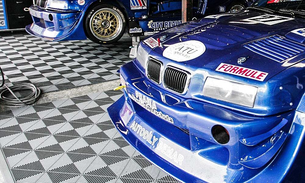 רצפה מודולרית למוסך